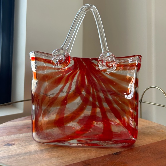 VINTAGE GLASS ART HANDBAG.  Beautiful piece in pristine condition. 8”x6”x3” - Picture 3 of 7